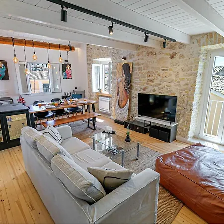 Art Loft Venetian Well