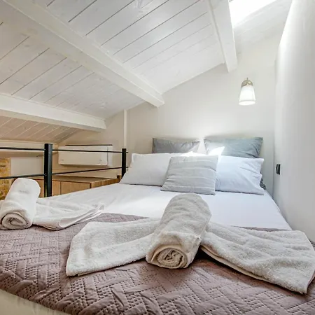 Art Loft Venetian Well Apartment